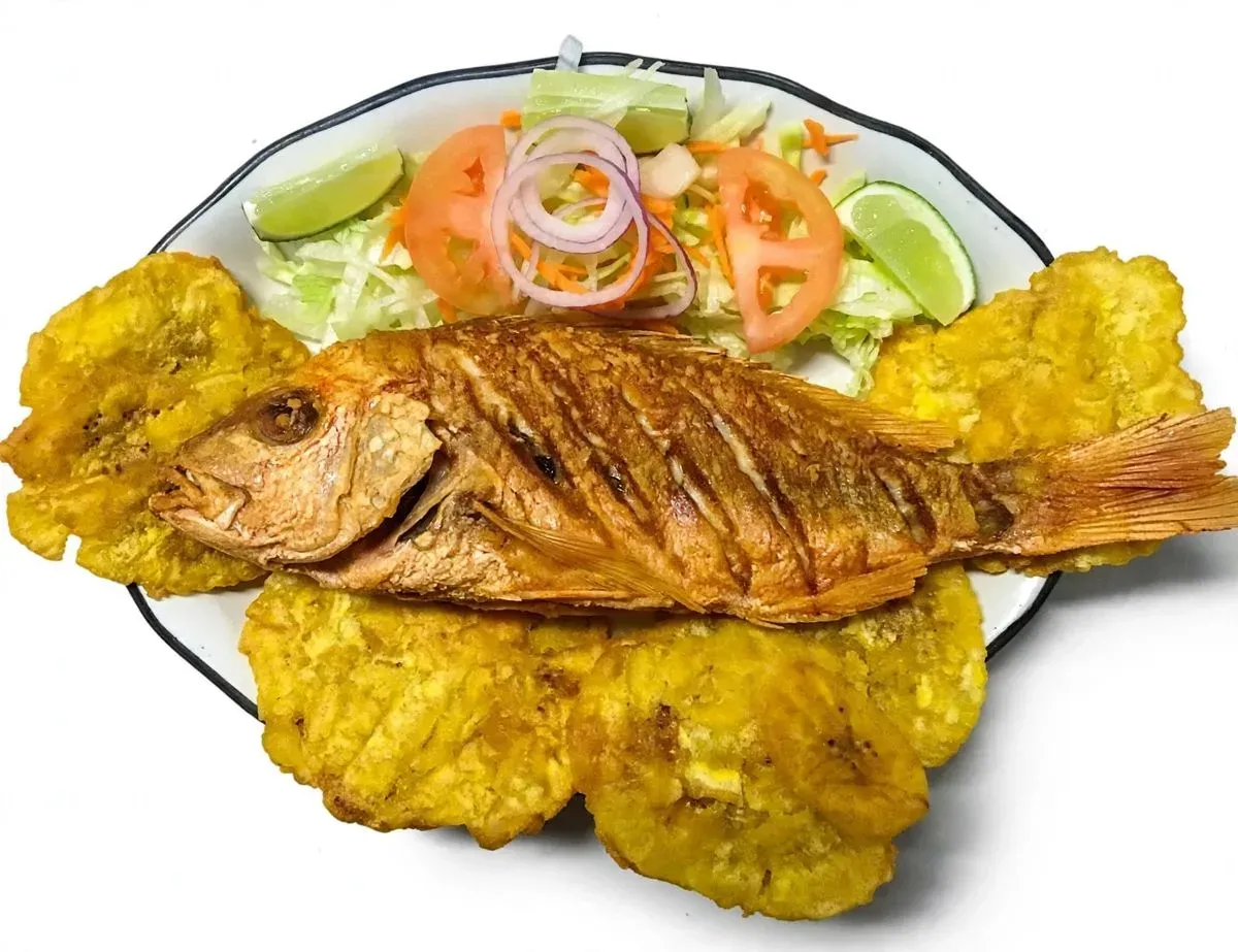 Pargo Rojo Frito con Ensalada