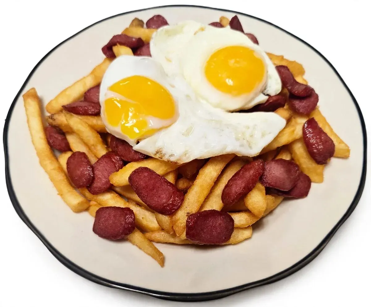 Salchipapa con Huevos Blandos