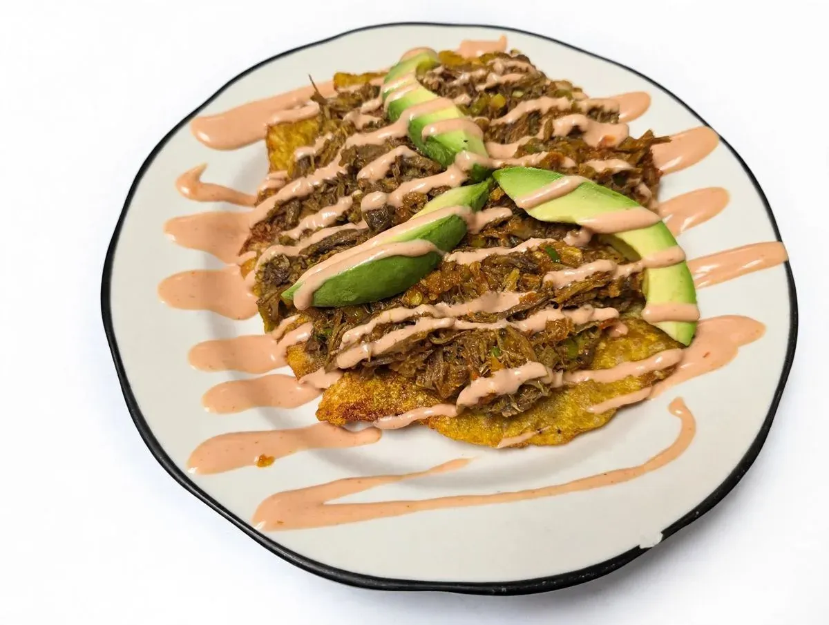 Patacón con carne
