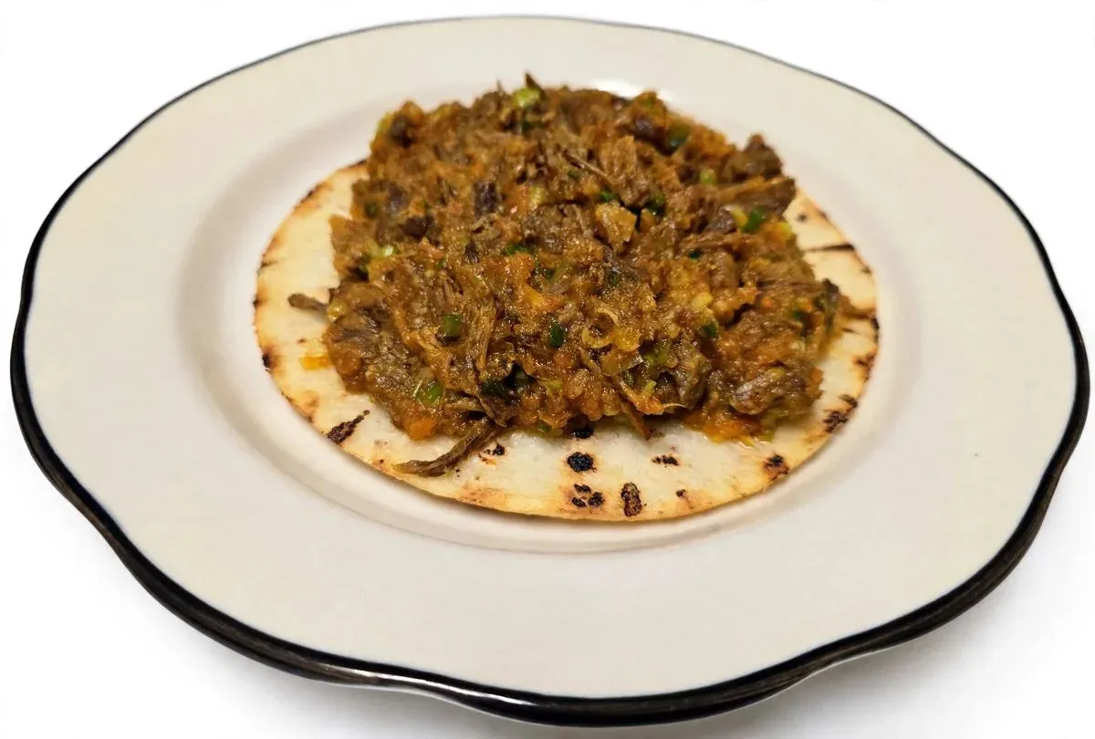 Arepa con Carne de Res o Pollo Desmechada